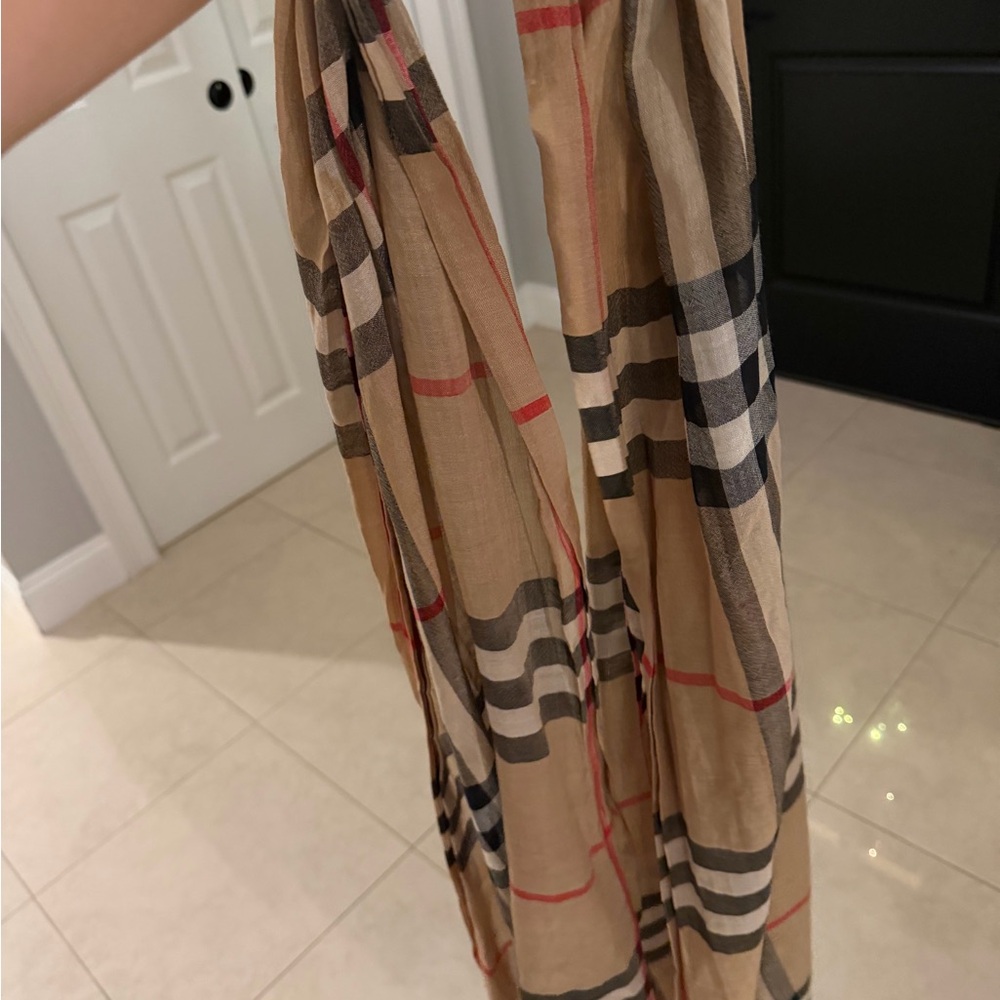 Classic Burberry wide check silk wool scarf - Picture 4 of 13